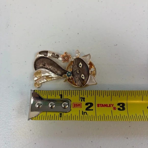 Kitschy Cat Lady Old Tone Enamel Magnetic Brooch Costume Jewelry Cats vintage ? - Picture 6 of 6